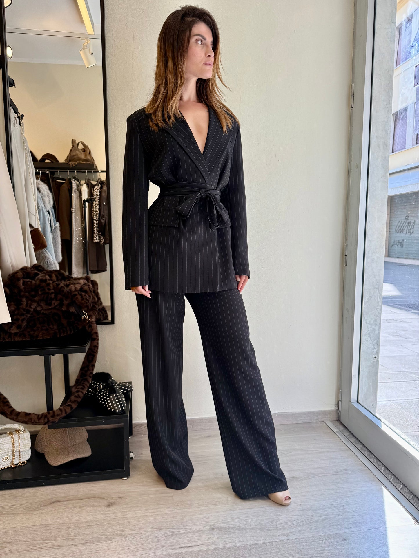 Tailleur gessato con cinta
