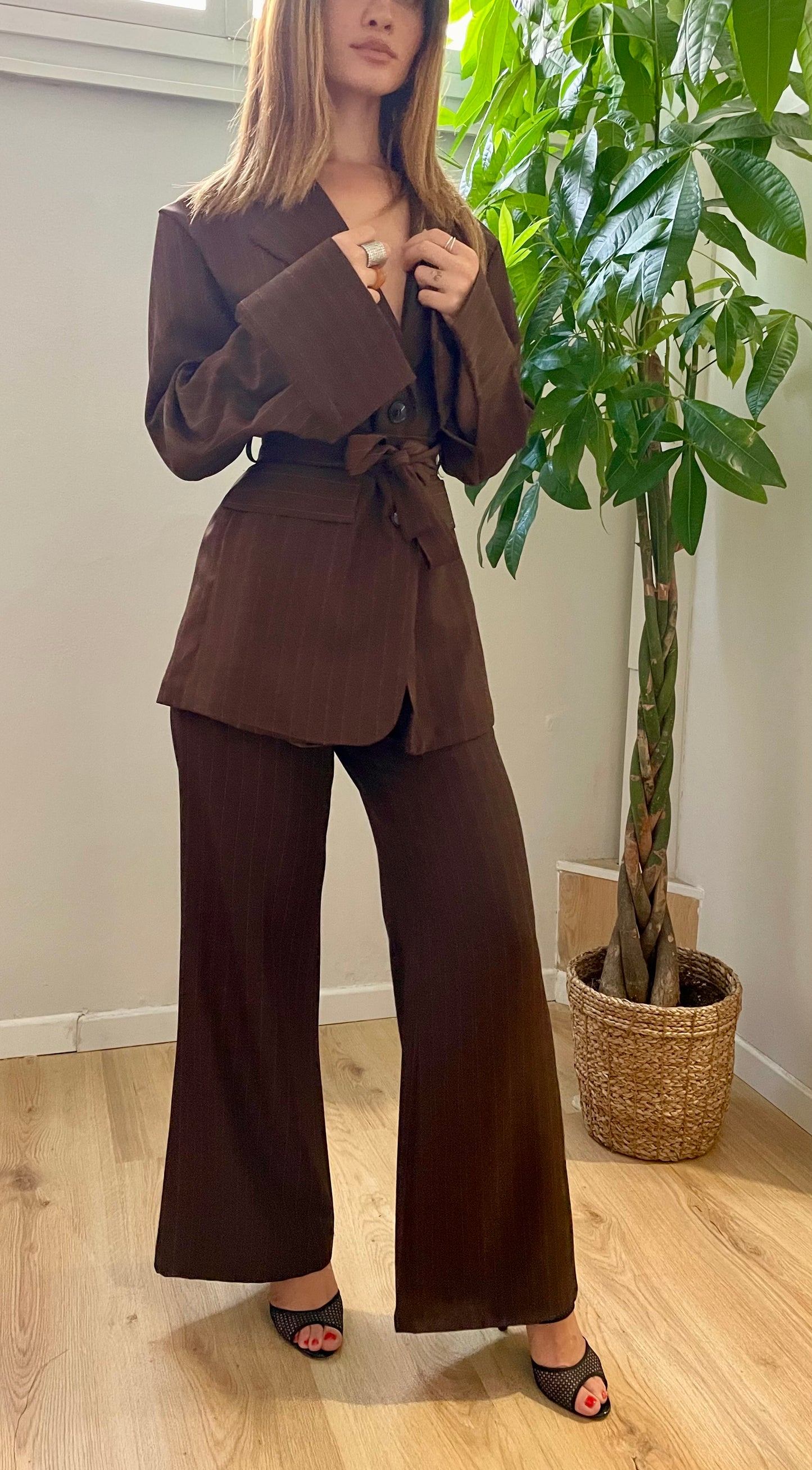 Tailleur gessato con cinta