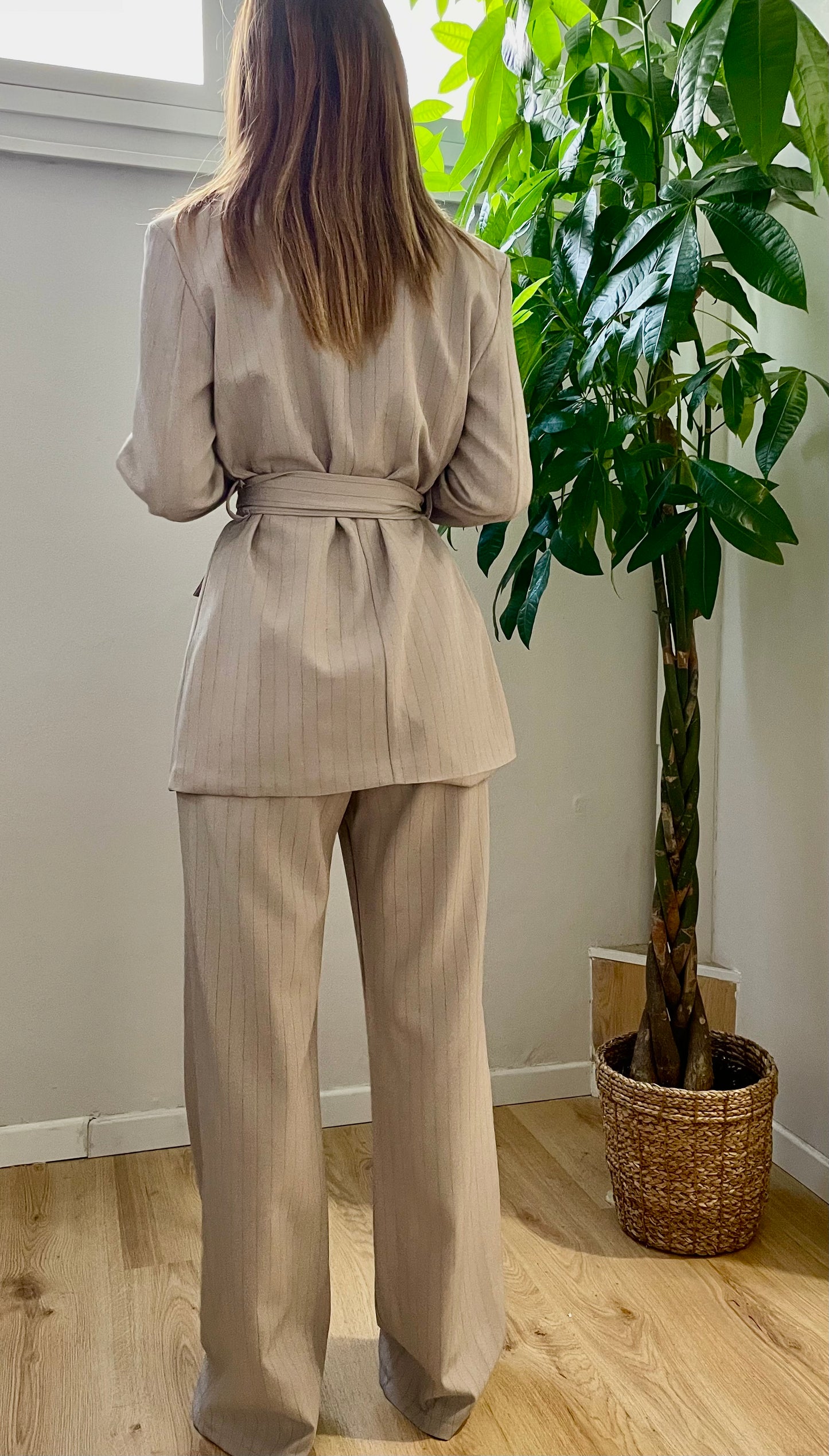 Tailleur gessato con cinta
