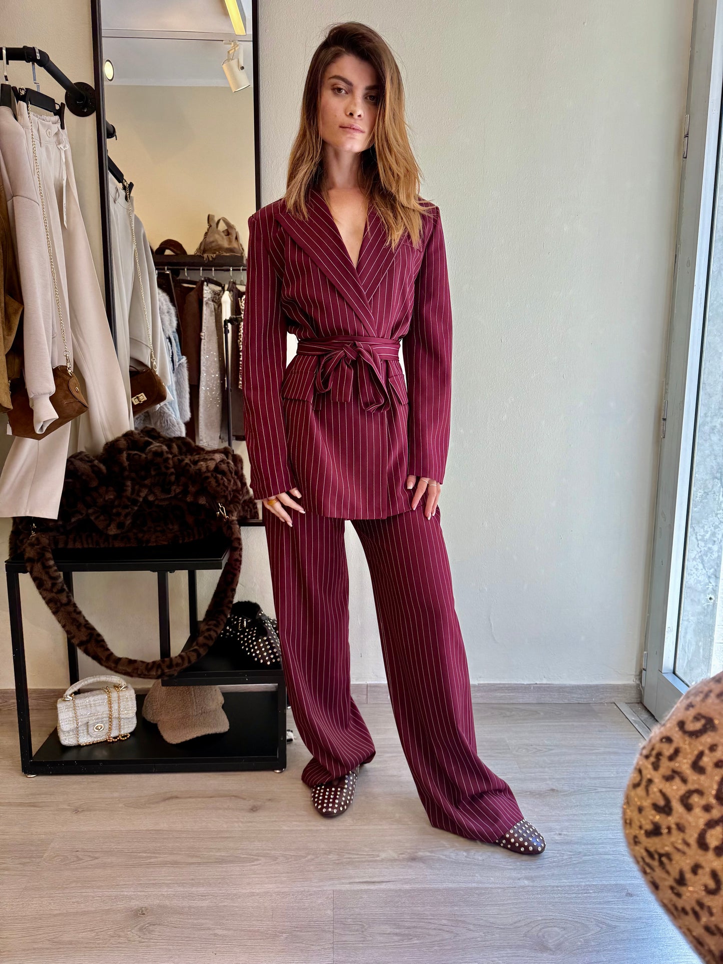 Tailleur gessato con cinta