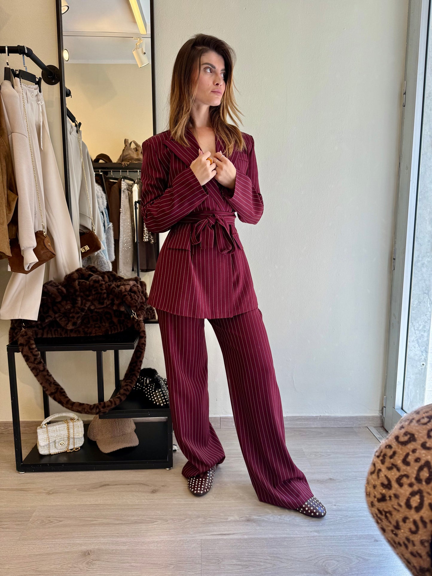Tailleur gessato con cinta