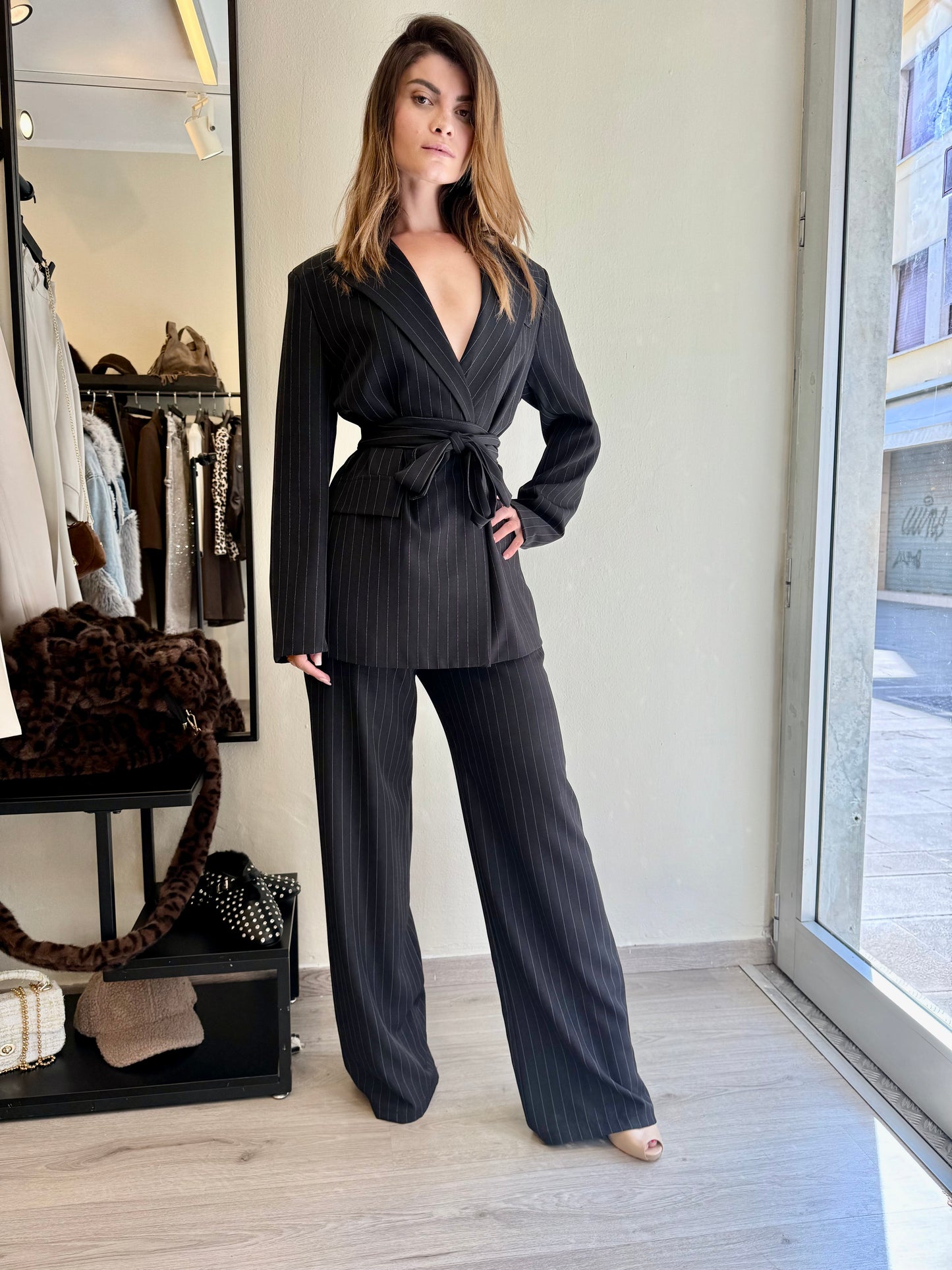 Tailleur gessato con cinta
