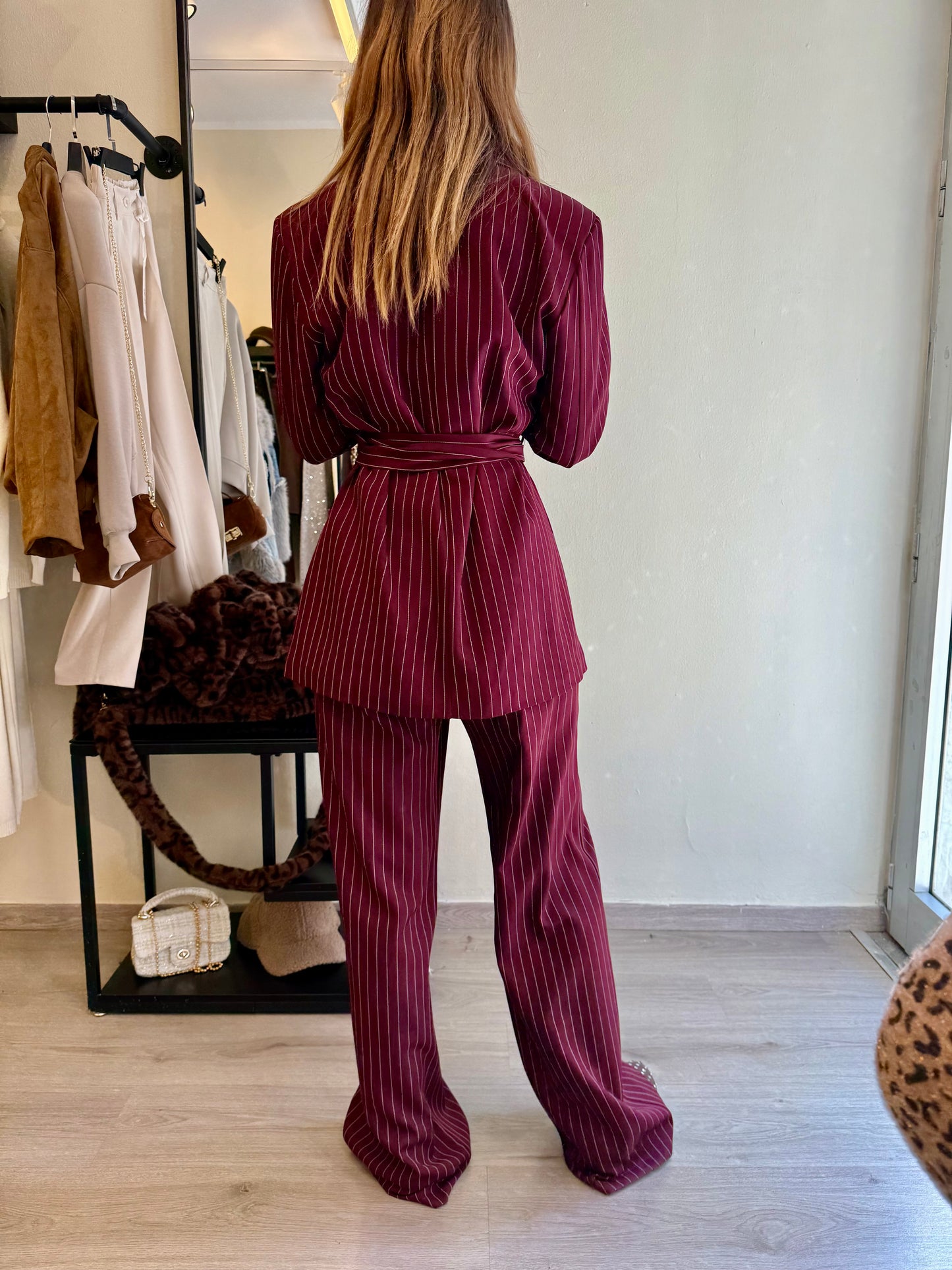 Tailleur gessato con cinta