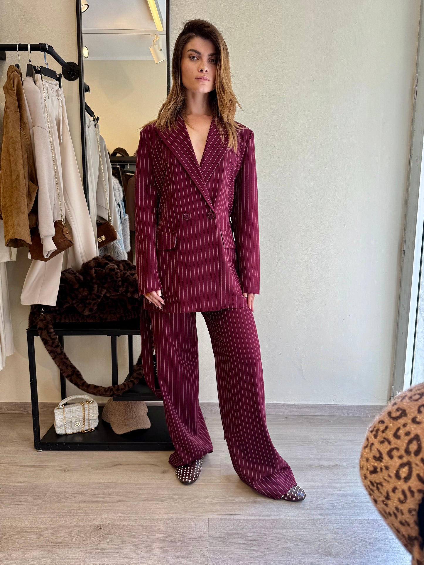 Tailleur gessato con cinta