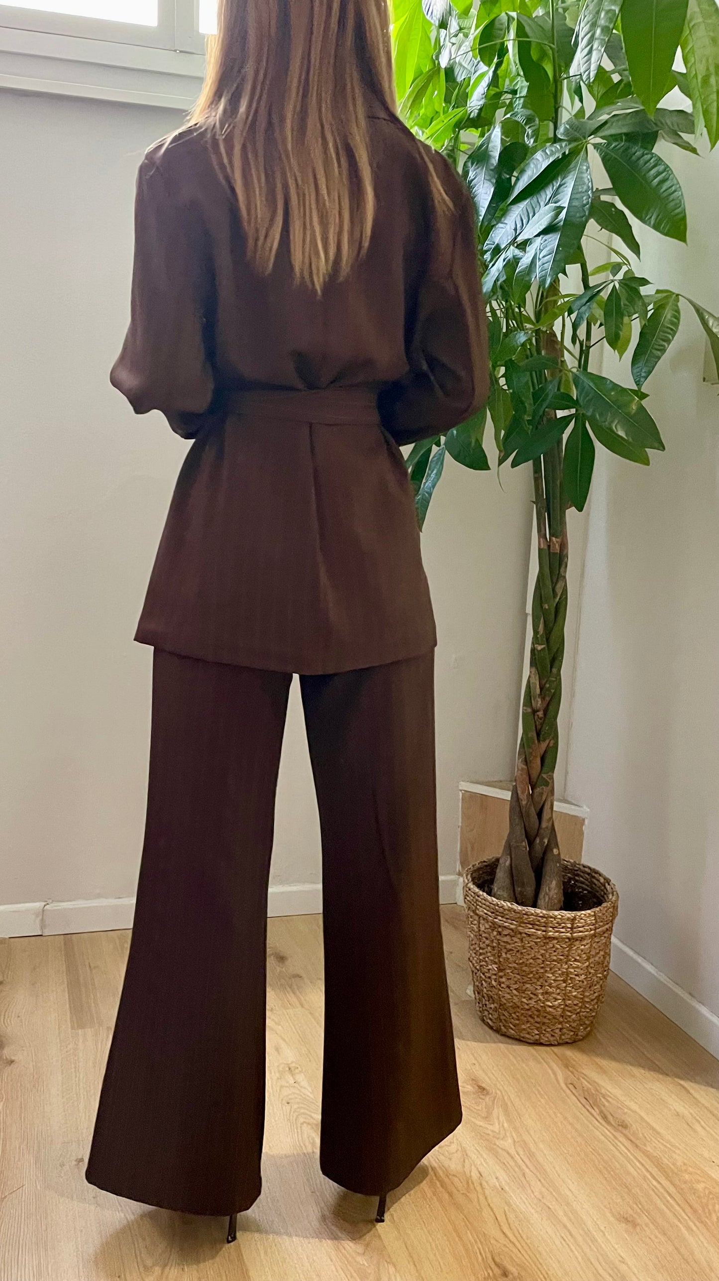 Tailleur gessato con cinta