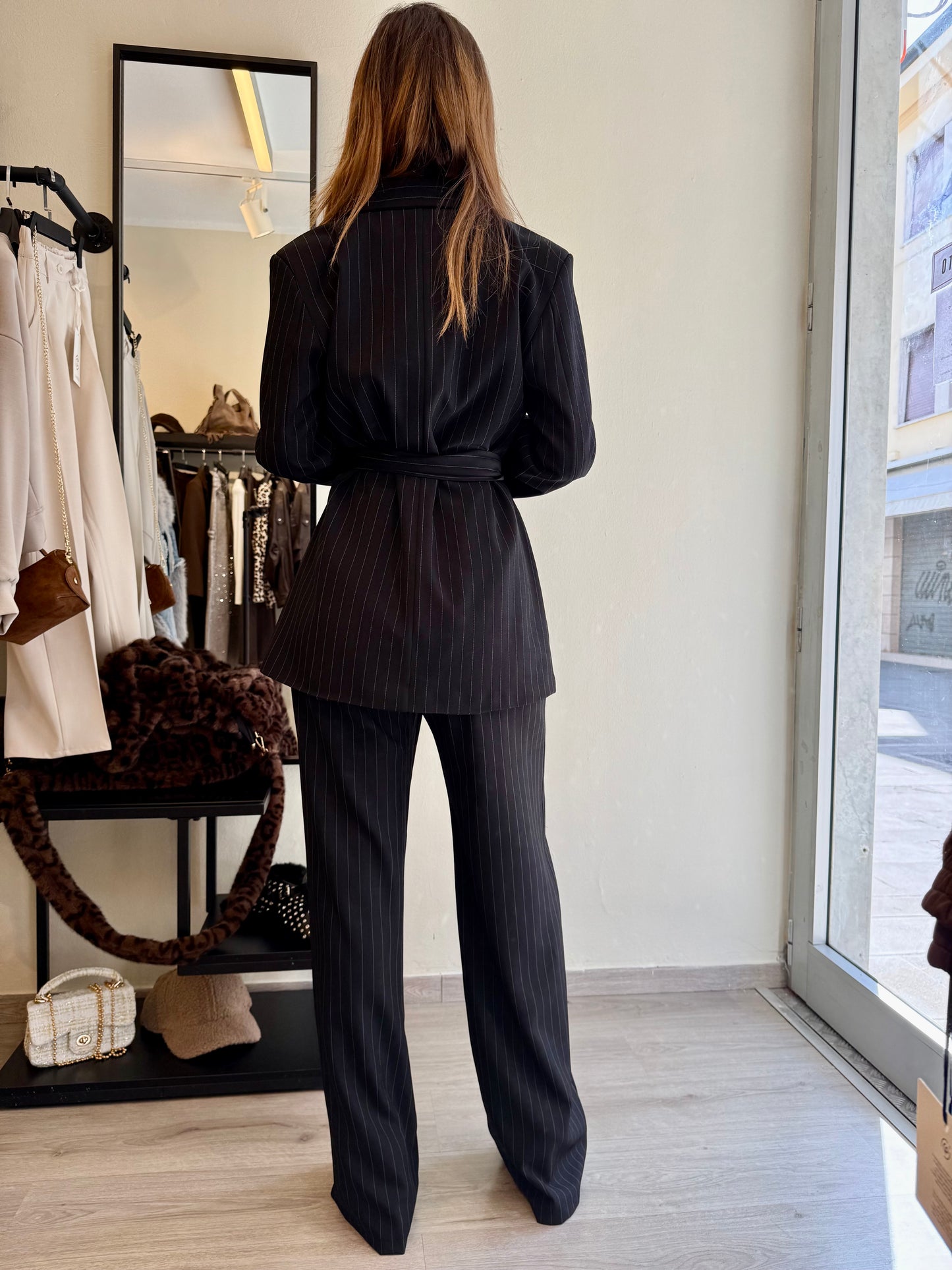 Tailleur gessato con cinta