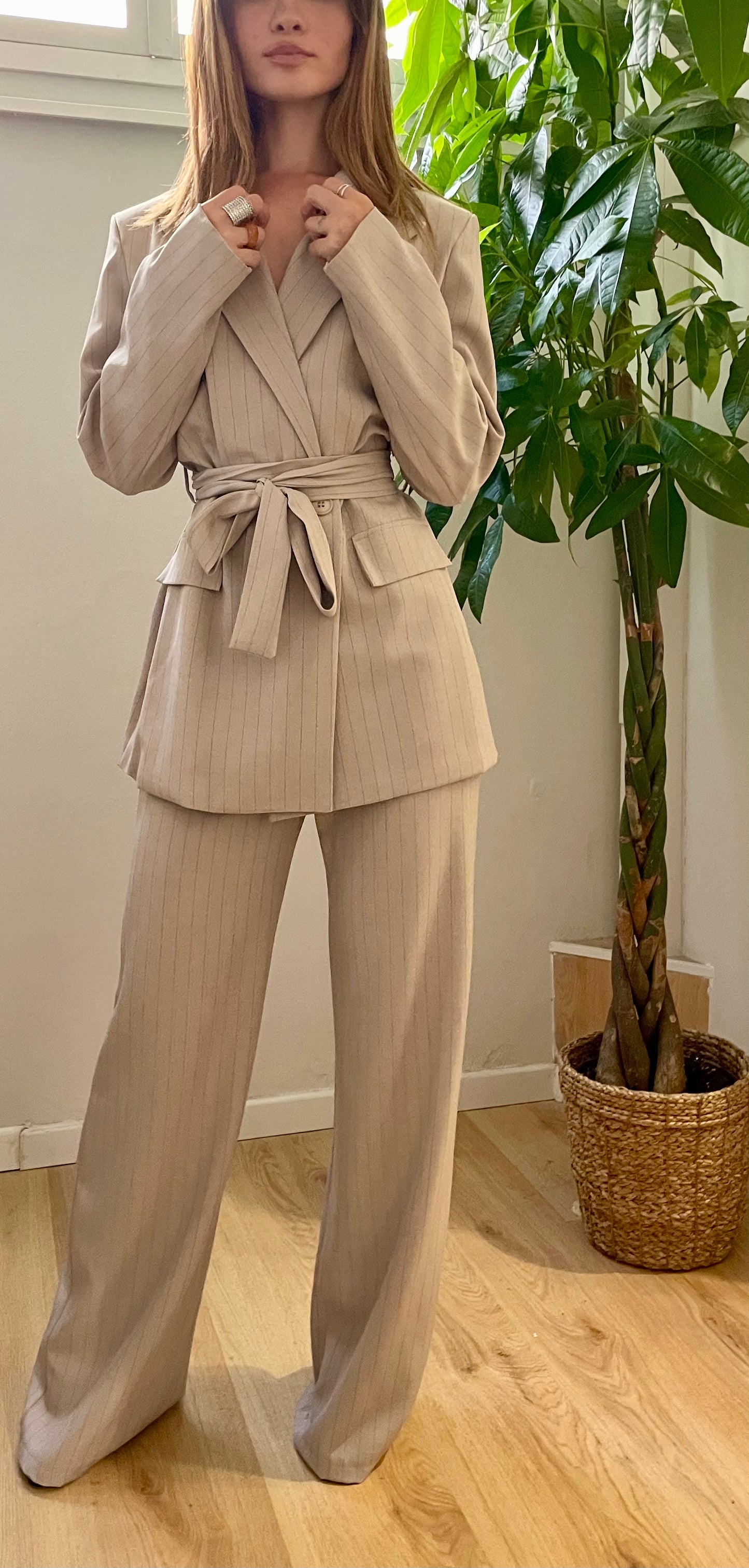 Tailleur gessato con cinta