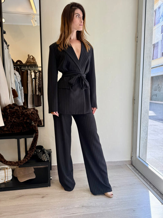 Tailleur gessato con cinta