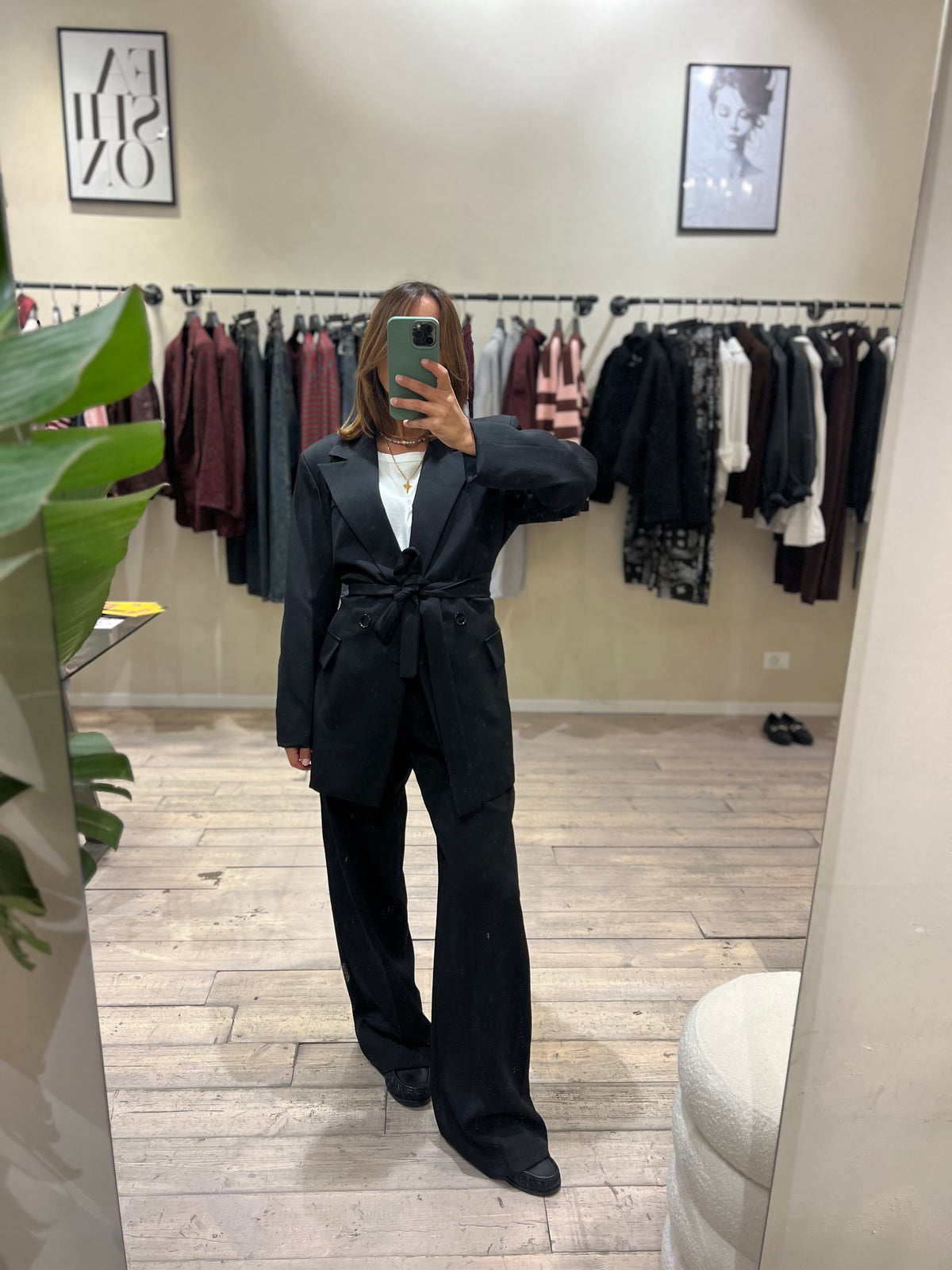 Completo giacca e pantalone nero con cintura