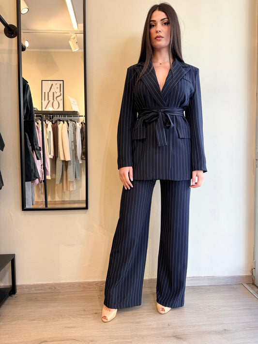 Tailleur gessato con cinta