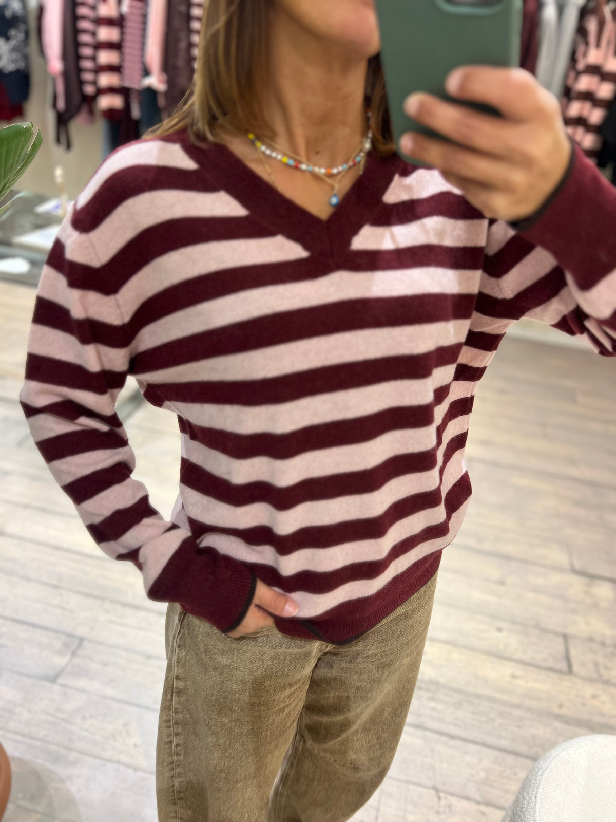 Maglia scollo V rosa e burgundy cachemere